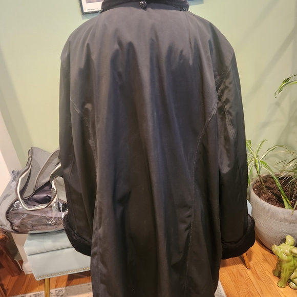 Gallery Woman Black Faux Fur Lined Coat - Picture 4 of 7